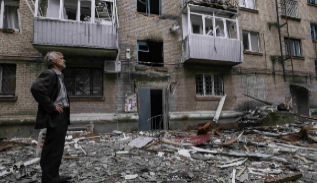 Un hombre mira su casa destrozada, en Slaviansk.