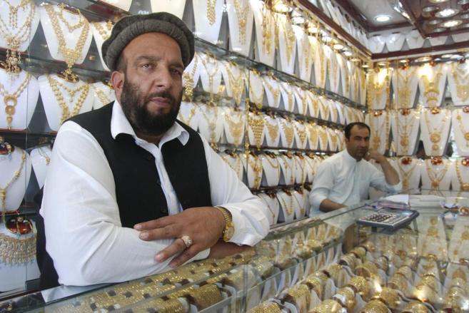 Tenderos de una joyera de Kabul esperan clientes.