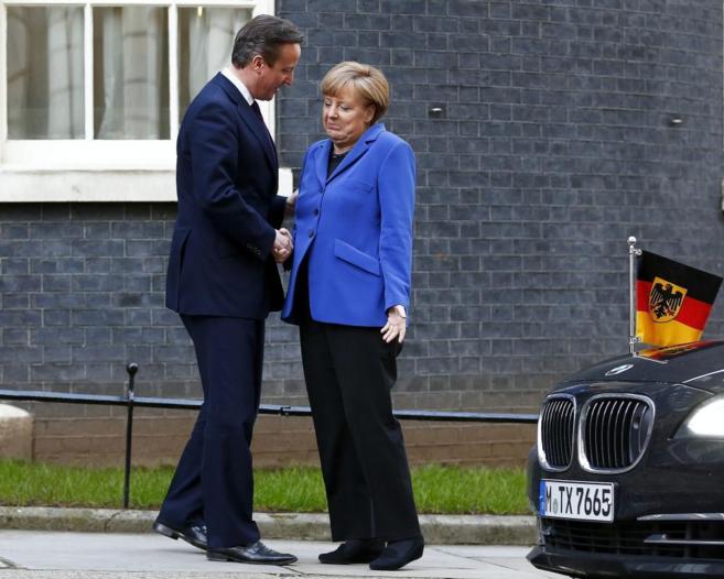 David Cameron saluda a la canciller alemana, en Downing Street