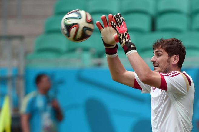 Iker Casillas entrena antes del debut en el Mundial.