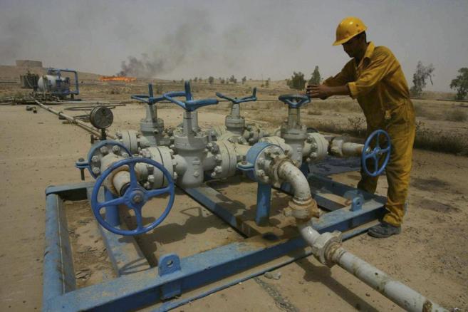 Un trabajador iraqu trabajando en la estacin petrolera de Kirkuk