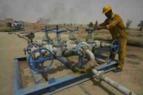 Un trabajador iraqu trabajando en una petrolera de Kirkuk