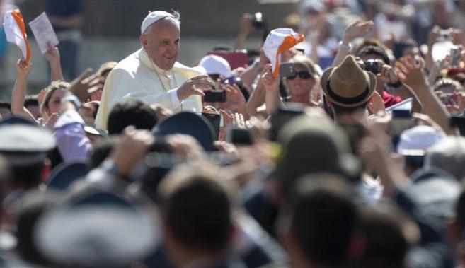 El papa Francisco saluda a los fieles en la plaza de San Pedro del...