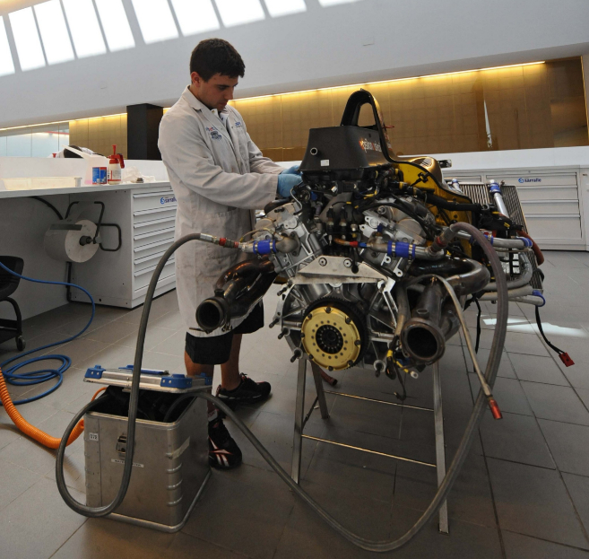 Un tcnico prueba un motor en las instalaciones deEpsilon.