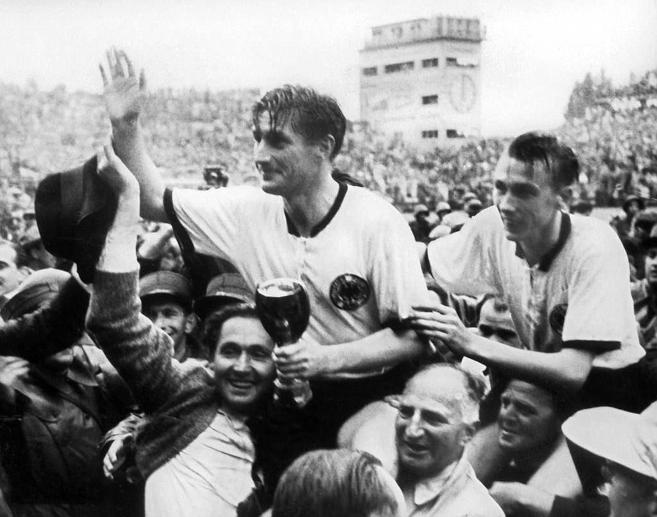 Fritz Walter celebrando la victoria de Berna.
