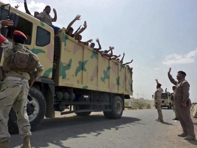 oldados iraquíes transportan voluntarios a la base de Muthanna, en...