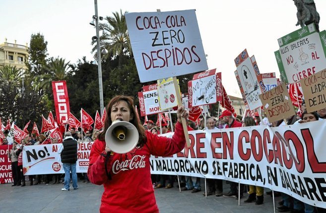 Trabajadores de Coca-Cola durante una manifestacin contra el ERE en...