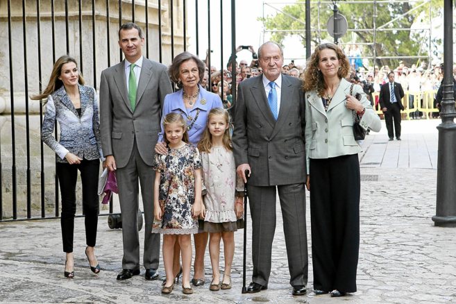 La Familia Real a su llegada a la misa de Pascua en la Catedral de...
