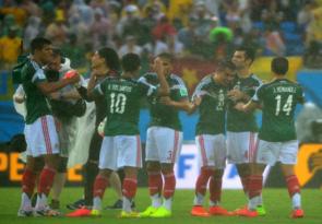 Los jugadores mexicanos celebran el triunfo ante Camern.