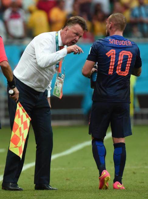 Van Gaal da instrucciones a Sneijder durante el partido.