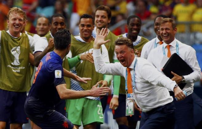 Van Persie celebra con Van Gaal el primer gol holands.