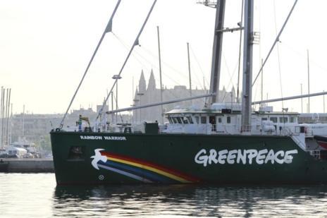 El buque insignia de Greenpeace con la catedral de Palma de fondo.
