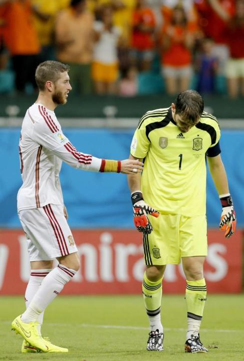 Ramos consuela a Casillas, durante el partido ante Holanda.