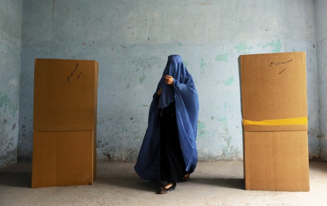 Una afgana tras votar en un colegio electoral de la localidad afgana...