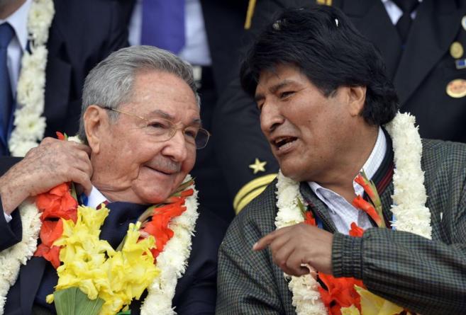 Ral Castro junto a Evo Morales.