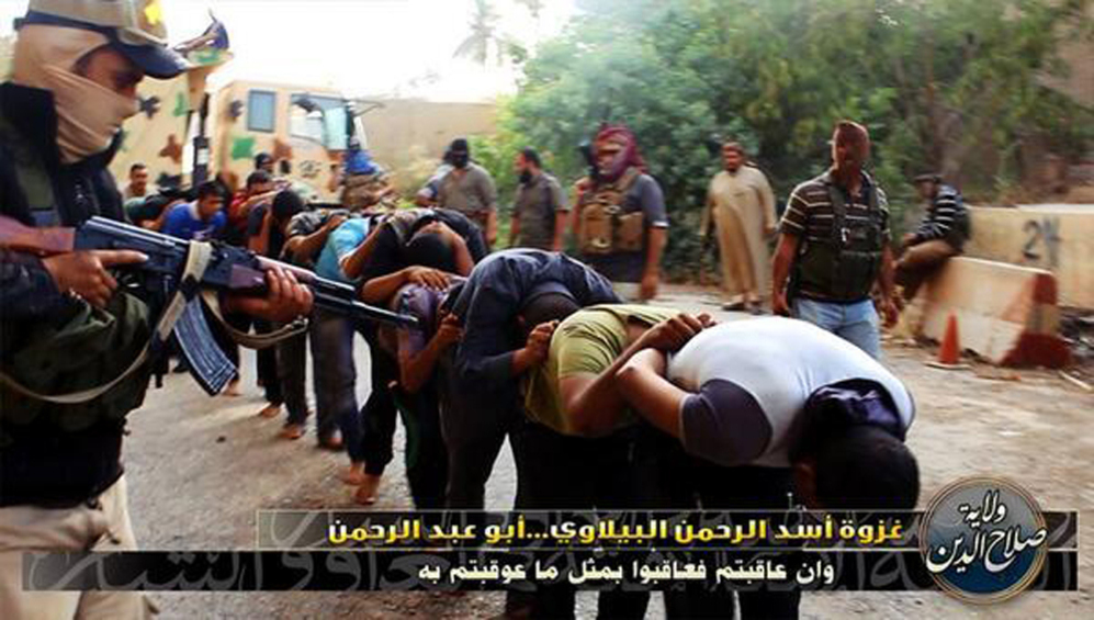 Las vctimas, apuntadas por un fusil de un miembro del ISIS, momentos...