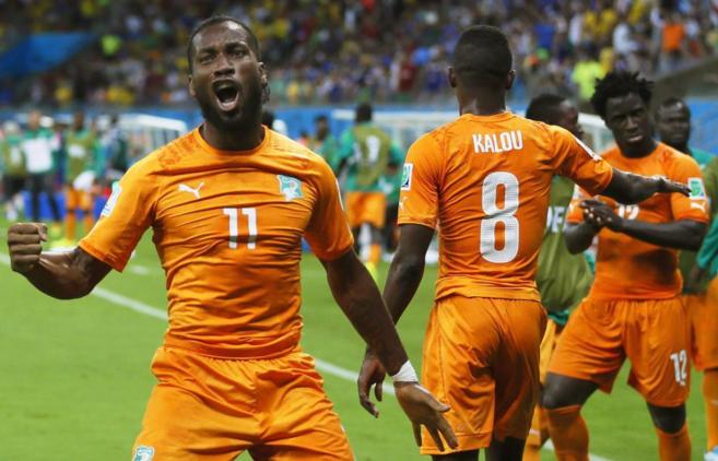 Didier Drogba celebra uno de los tantos de Costa de Marfil.