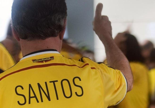 Juan Manuel Santos con una camiseta de la seleccin colombiana.