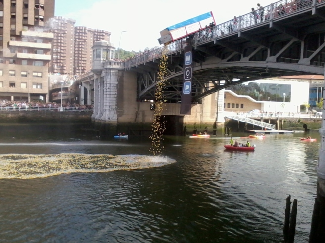 Los patos caen a la Ra de Bilbao desde el Puente de Deusto.