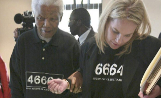 Mandela, acompaado por su asistente Zelda La Grange.