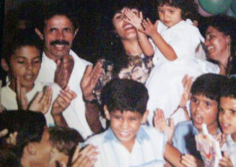 Costa celebra un cumpleaos en su niez con su familia.
