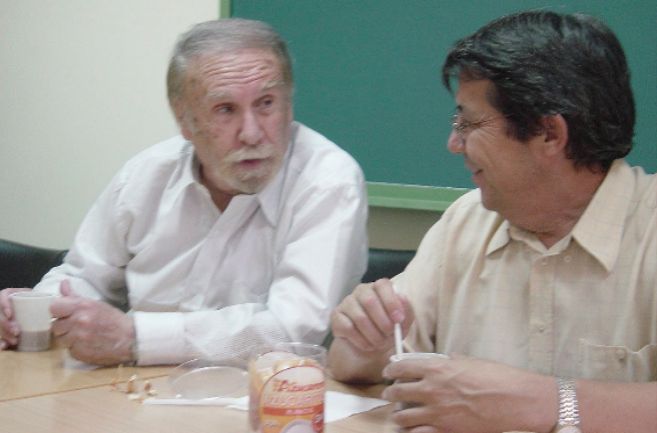 El poeta lvarez Ortega (izquierda), durante un acto.