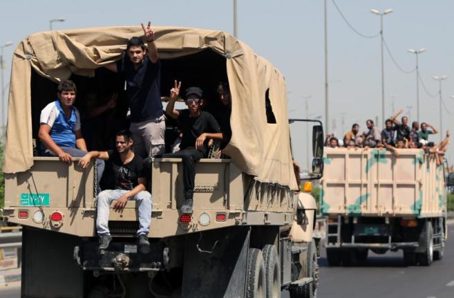 Voluntarios iraquíes se unen al ejército para luchar contra los...