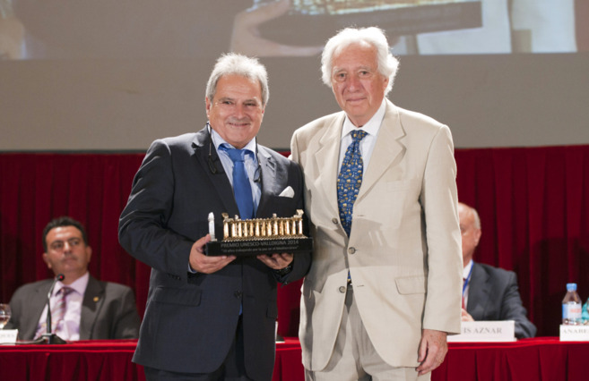 Alfonso Rus y Francesco M Emmanuele Emanuele con el galardn de la...