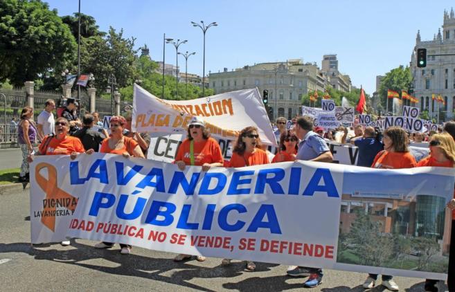 Los manifestantes durante la marcha a la salida de Cibeles.