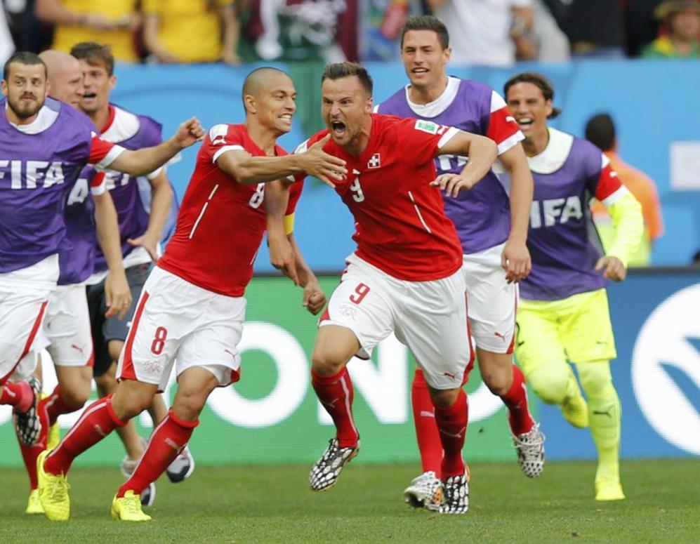 Seferovic celebra con sus compaeros su decisivo gol ante Ecuador.