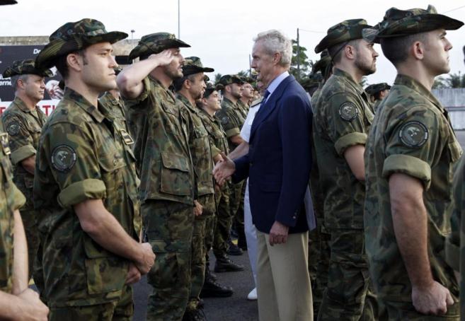 El ministro saluda a las tropas españolas destinadas en Libreville,...