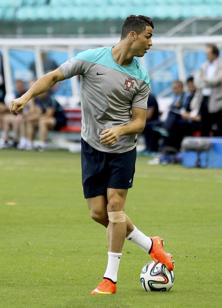 Ronaldo, entrenndose con una proteccin en su rodilla.