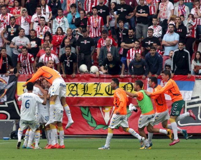 Los jugadores de Las Palmas celebran la victoria en El Molinn.