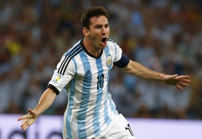 Leo Messi celebra uno de sus goles esta noche en el partido contra...