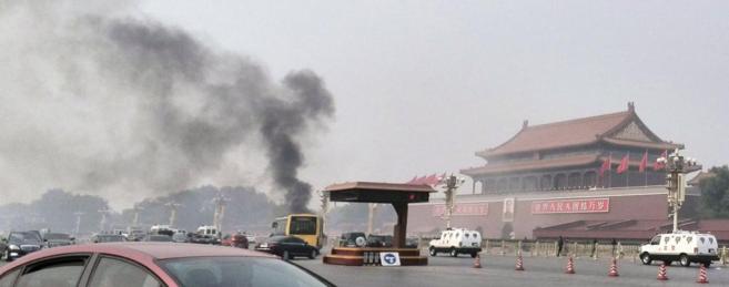 Un columna de humo se alz sobre la Plaza de Tiananmen el da del...