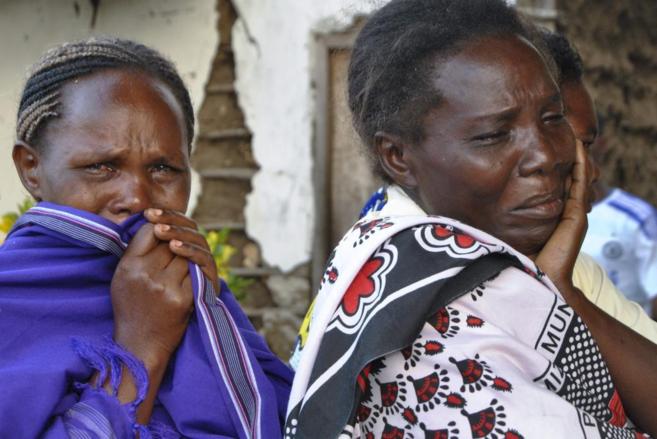 Mujeres lloran tras reconocer los cuerpos de sus familiares en...