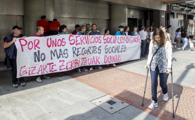 Concentracin de colectivo sociales ante la sede del Gobierno vasco...