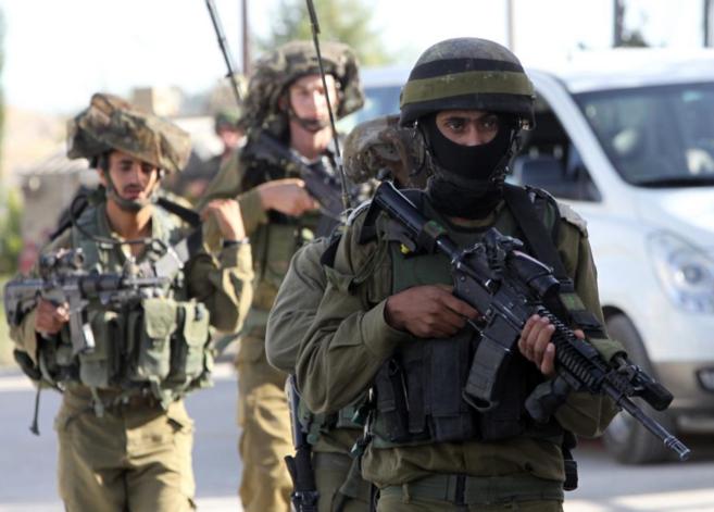 Soldados israelíes patrullan la ciudad de Hebrón (Cisjordania), tras...