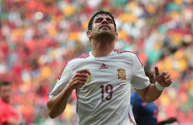 Diego Costa se lamenta de una ocasión frente a Holanda.