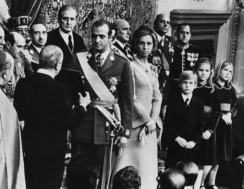 22/11/1975. El Rey jura su cargo ante la atenta mirada de su familia.