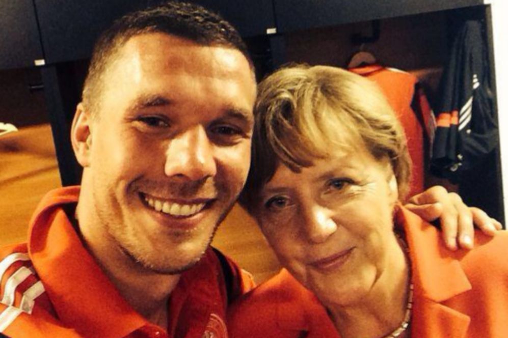 El extremo alemn Podolski celebr la aplastante victoria de su...