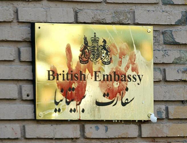 La placa de la embajada britnica en Tehern con las marcas de dos...