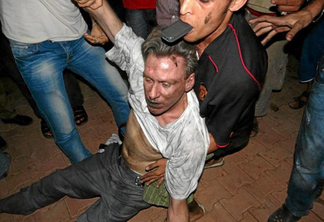 Un grupo de  libios evacúa al embajador de EEUU en Libia del...