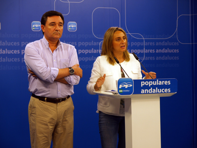 Los dirigentes del PP andaluz Jos Jess Gzquez y Marifrn...