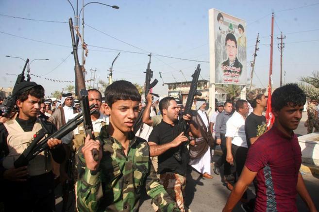 Chies iraques armados participan en una manifestacin en el...
