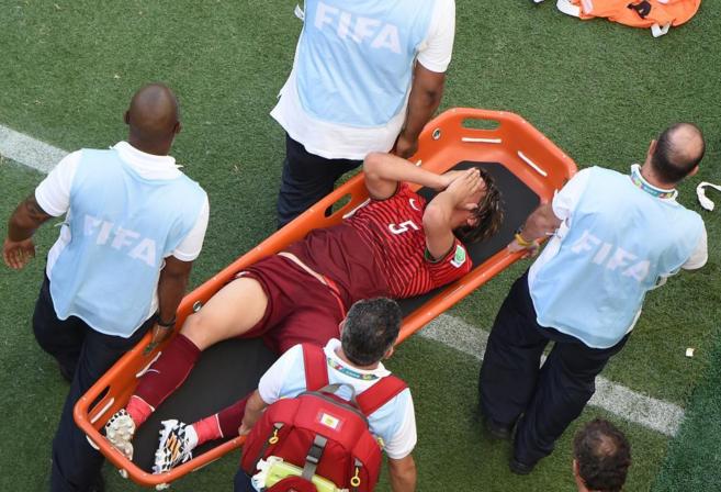 Fabio Coentrao se retira en camilla del partido entre Portugal y...