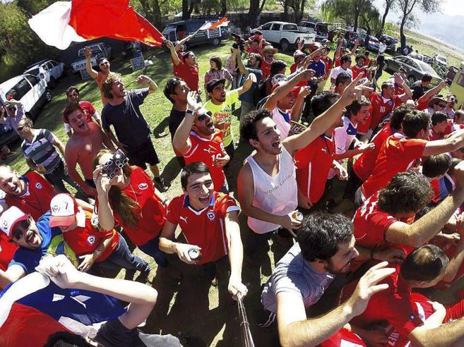 Grupo de aficionados chilenos animan a su seleccion.