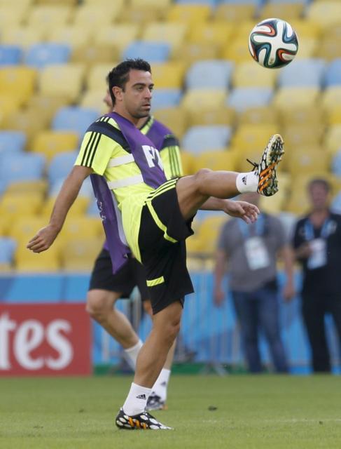 Xavi controla un baln durante un entrenamiento.
