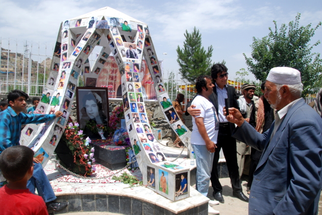 Afganos se fotografían ante la tumba de Ahmad Zahir, decorada con...