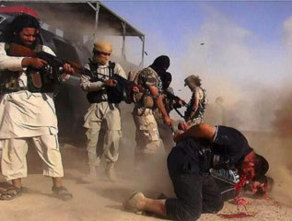Miembros del ISIS ejecutan a soldados iraques.